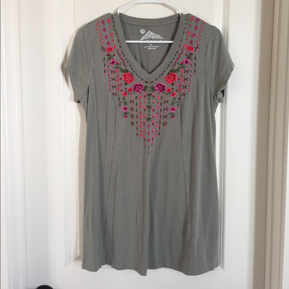 🌷 3/$20 olive green tunic with flower detail🌷